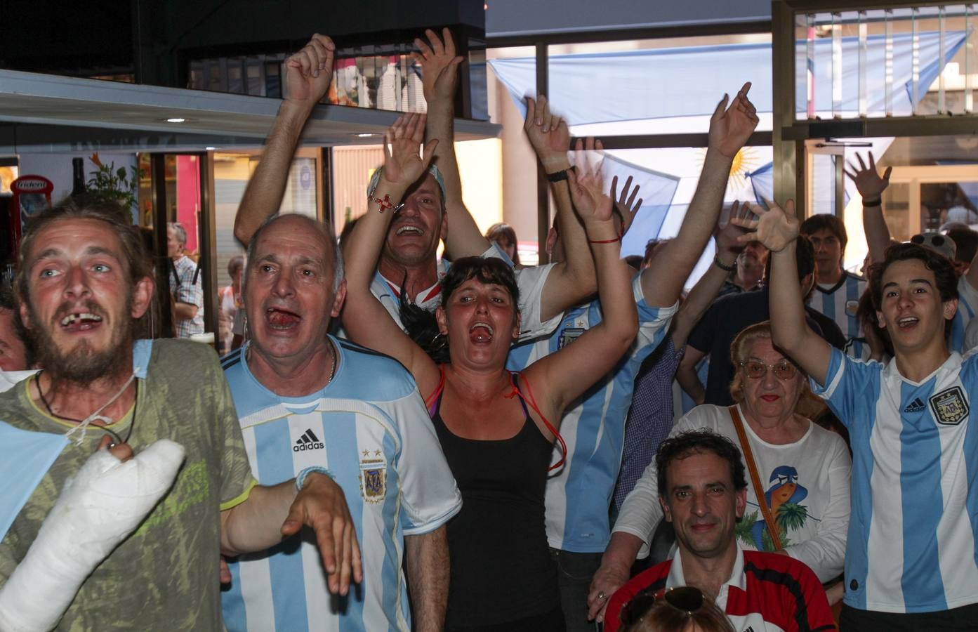 Argentinos en Logroño celebran el pase de su selección a semifinales