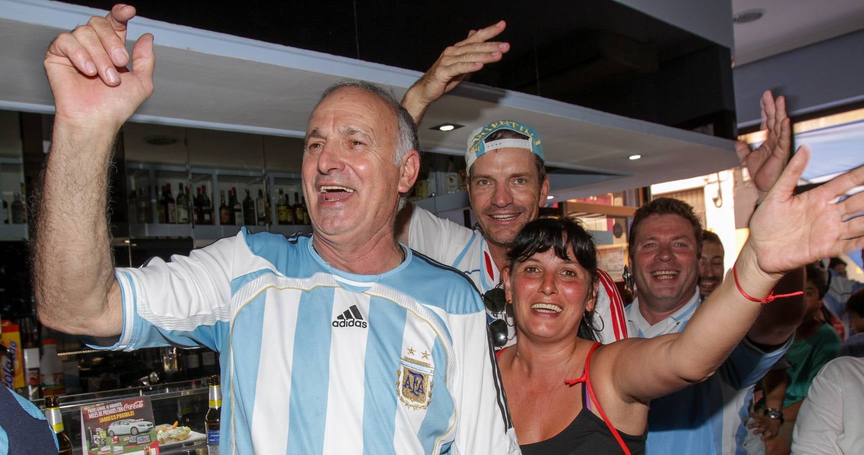 Argentinos en Logroño celebran el pase de su selección a semifinales