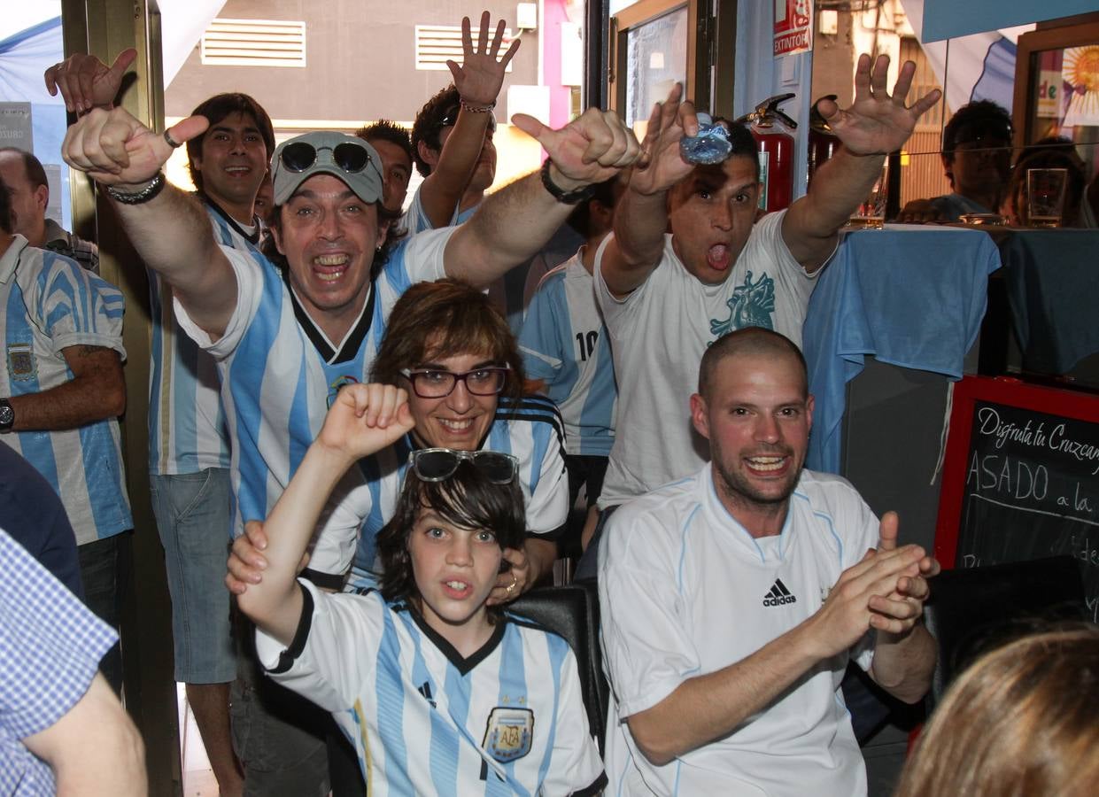 Argentinos en Logroño celebran el pase de su selección a semifinales