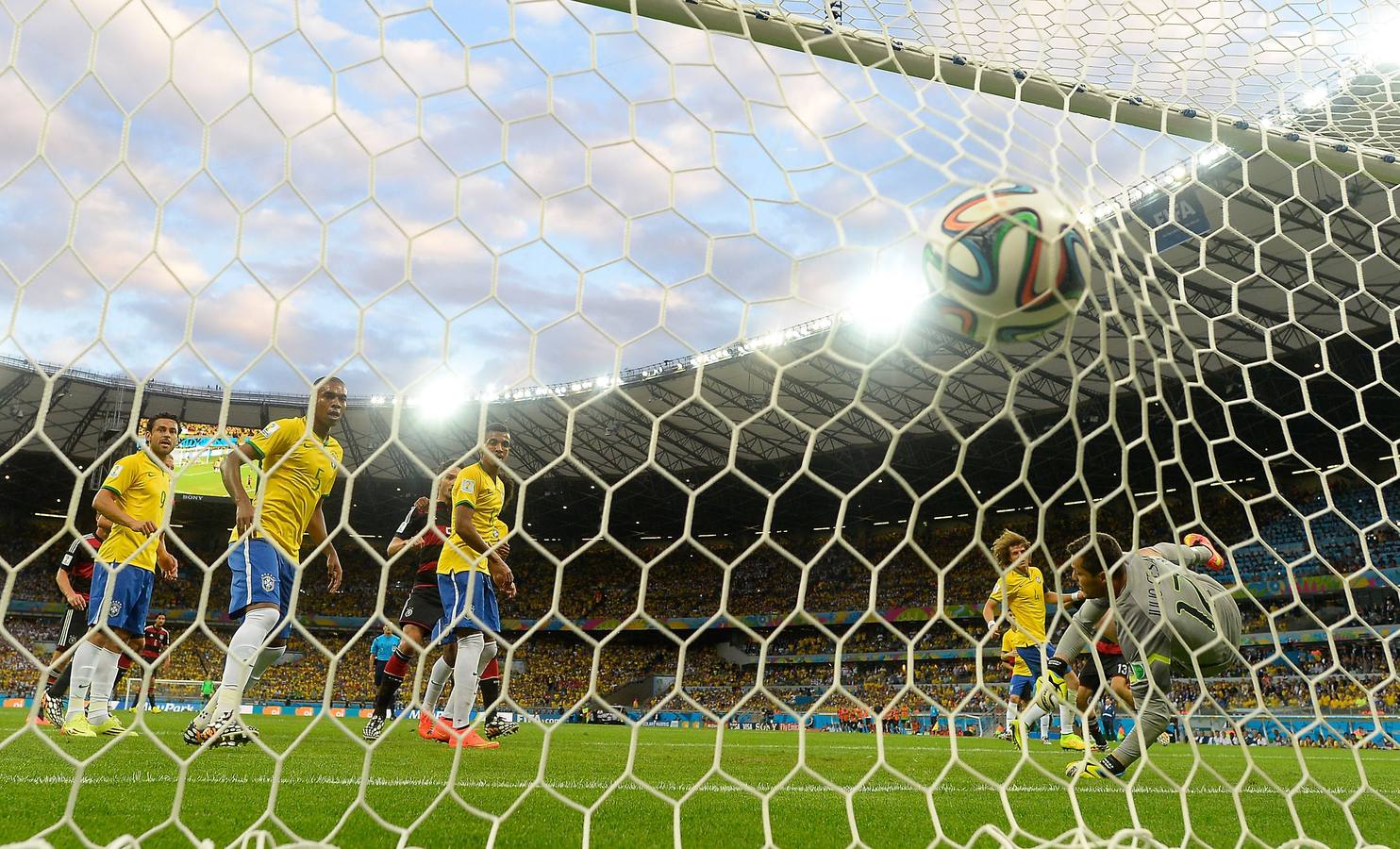 El balón tocó con frecuencia la red brasileña.