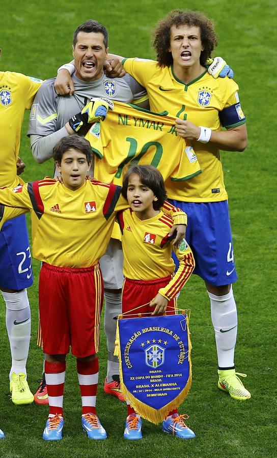 Los jugadores brasileños saltaron al campo con la camiseta de Neymar.