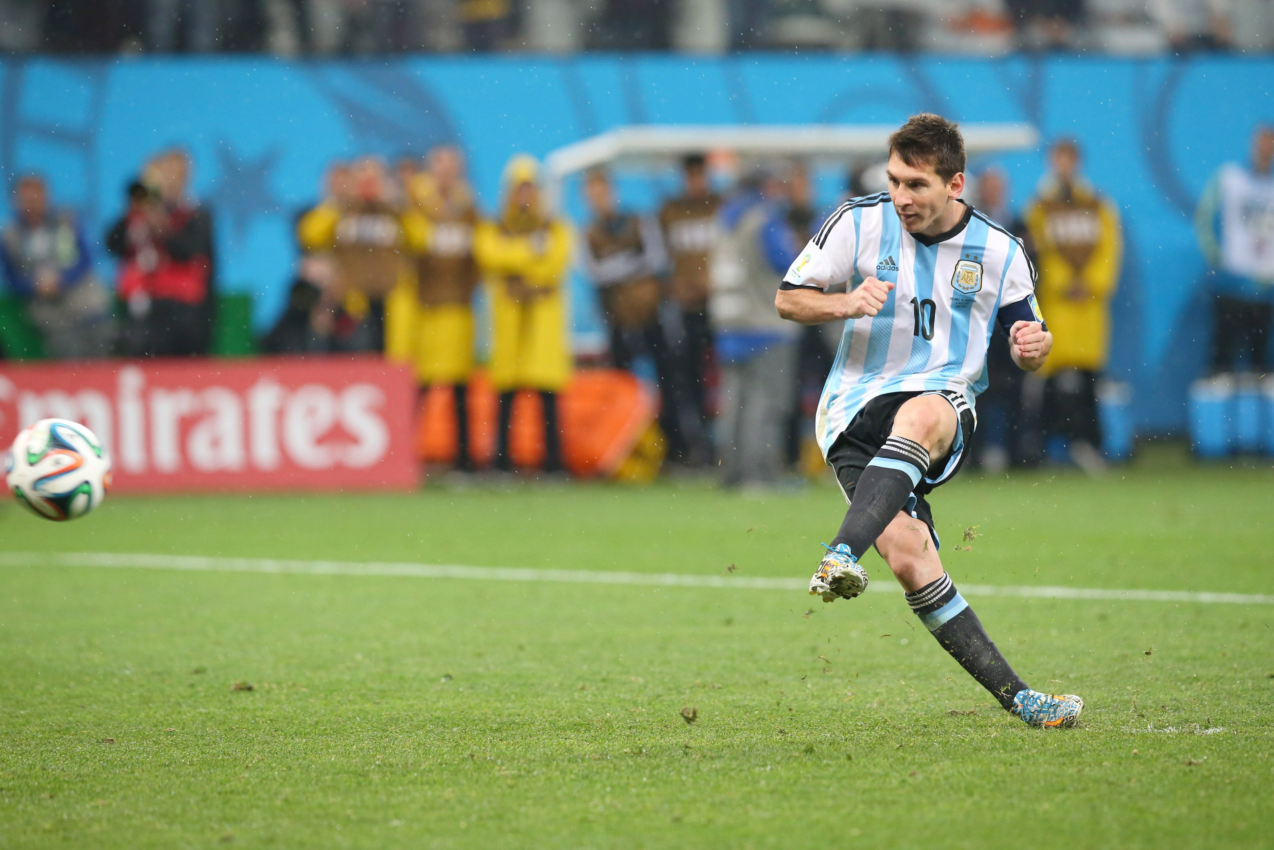 Messi lanza su penalti.