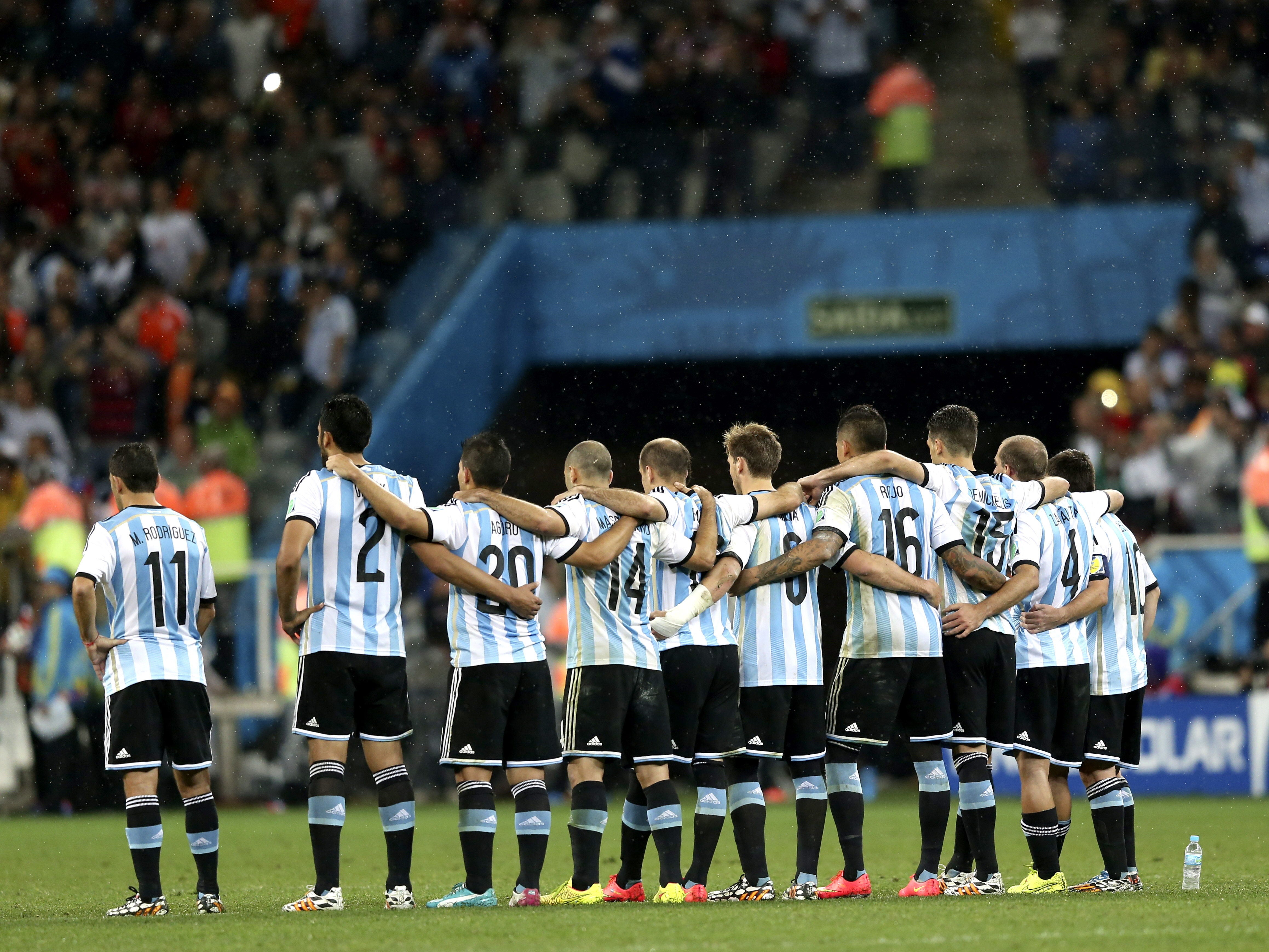 Los jugadores de Argentina, durante la tanda de penaltis.