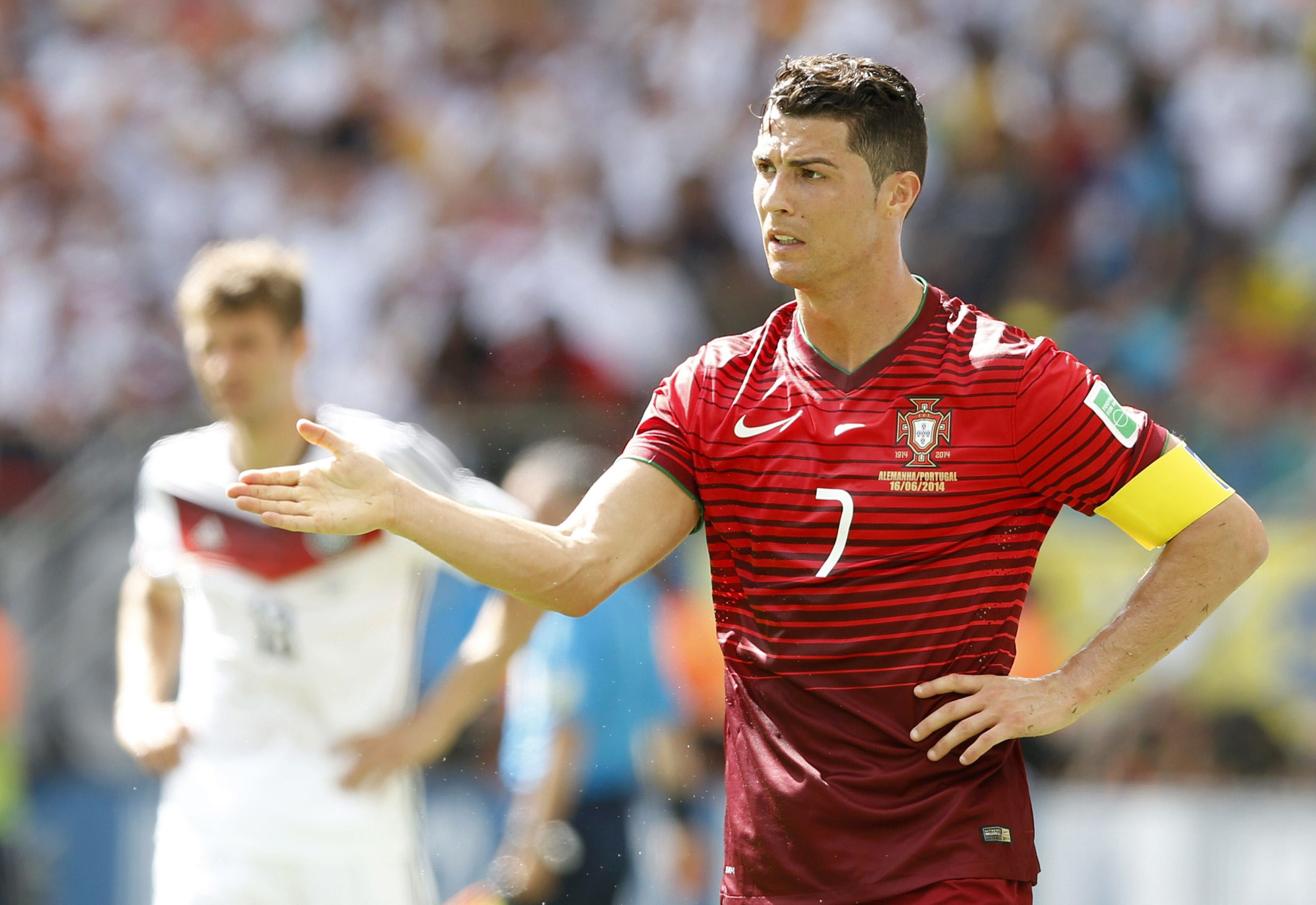 16 junio - Cristiano Ronaldo, en las tinieblas. "Kolossal!" Alemania destroza a Portugal (4-0) en el estreno de ambos en Brasil y Thomas Müller, con un triplete, eclipsa a Cristiano Ronaldo, llamado a ser una de las estrellas del Mundial. La Seleçao ya no se recuperó del golpe y CR7, que llegaba a la cita como Balón de Oro, se marcha por la puerta de atrás, eliminado en la primera fase.