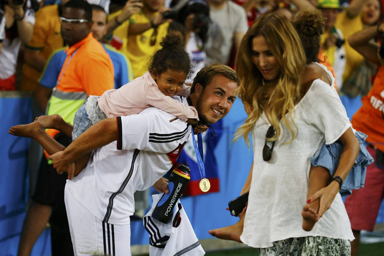 Gotze, con su novia. El héroe de Alemania con su gol en la final, junto a su novia Ann-Kathrin Brömmel.