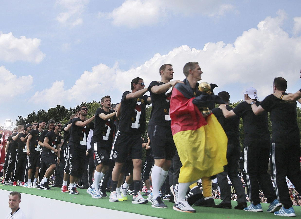 LA SELECCIÓN ALEMANA CELEBRA LA COPA DEL MUNDO CON MILES DE AFICIONADOS. Los jugadores de la selección alemana celebran la Copa del Mundo con los cientos de miles de aficionados que les recibieron en la Puerta de Brandeburgo en Berlín.