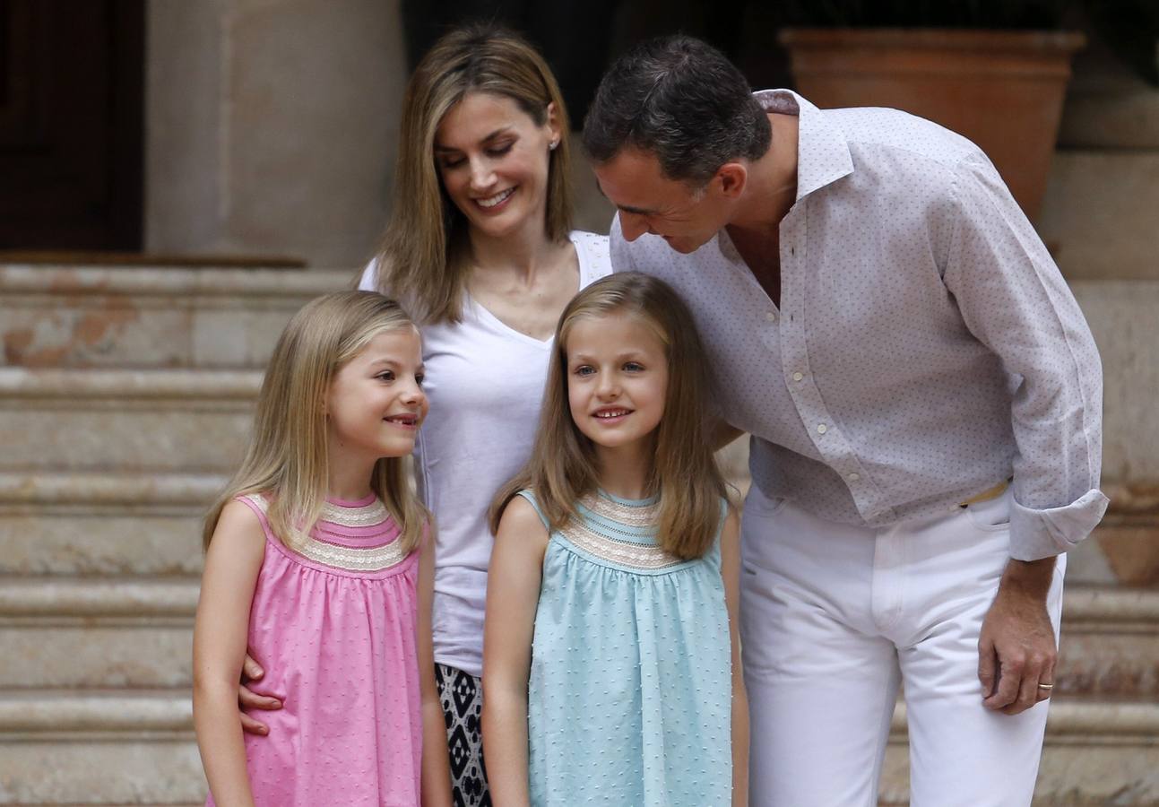 Felipe y Letizia posan por primera vez como Reyes en Marivent