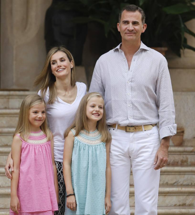 Felipe y Letizia posan por primera vez como Reyes en Marivent