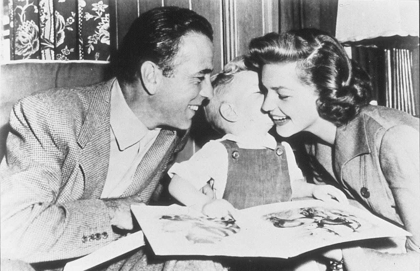 Padres felices. Humphrey Bogart y Lauren Bacall, sonrientes,en su domicilio, junto a su hijo.