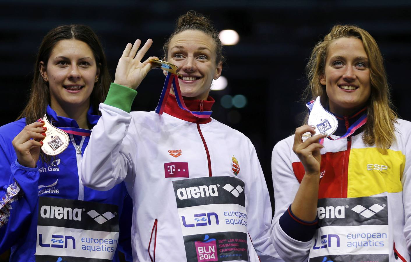 Mireia Belmonte (d), Matinka Hosszu (c) y Aimee Willmott lucen sus medallas.