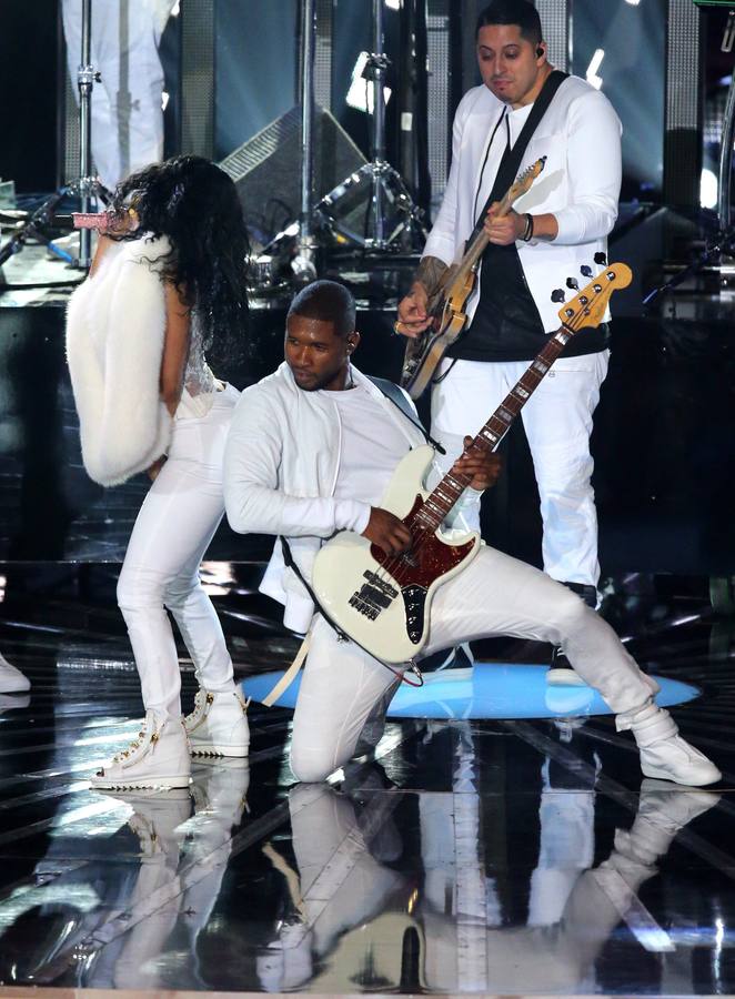 Nicki Minaj y Usher actúan durante la ceremonia.