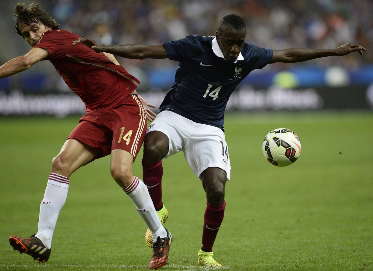 Iturraspe pelea un balón con Matuidi.