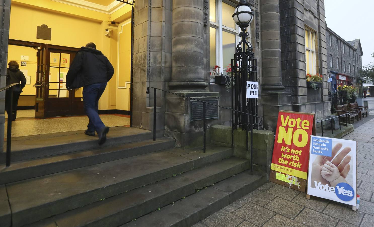 Escocia ya decide su futuro. Algunos escoceses acceden a un colegio electoral de Edimburgo.