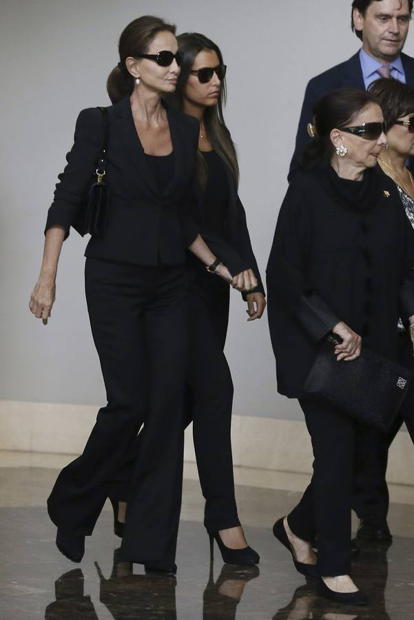 Isabel Preysler y Ana Boyer, junto a otros familiares en el Tanatorio San Isidro de Madrid.