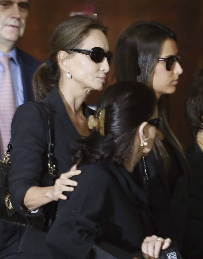 Isabel Preysler y Ana Boyer, junto a otros familiares en el Tanatorio San Isidro de Madrid.