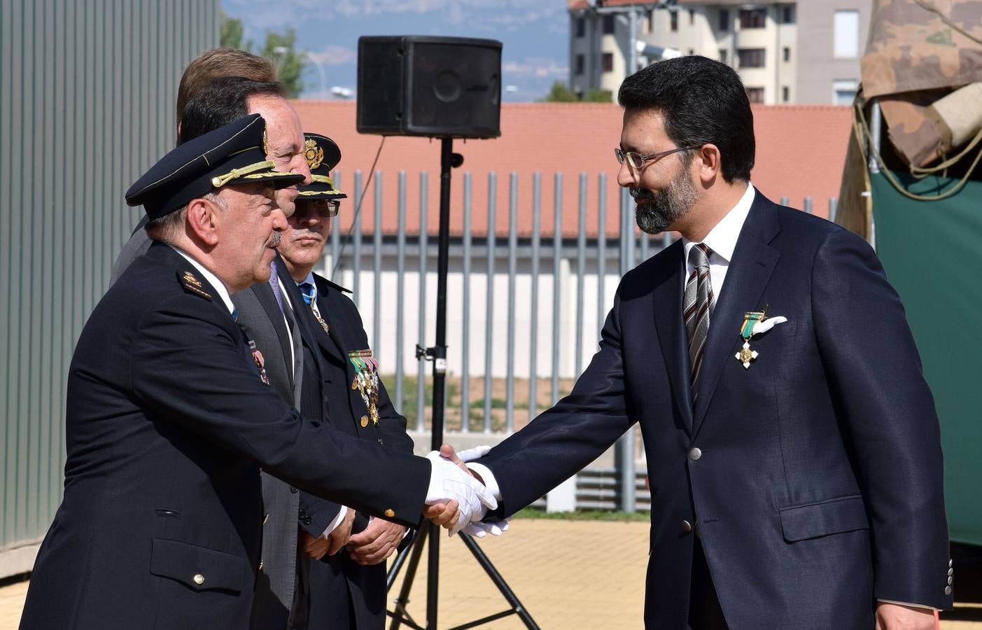 Entrega de condecoraciones con motivo del Día de la Policía