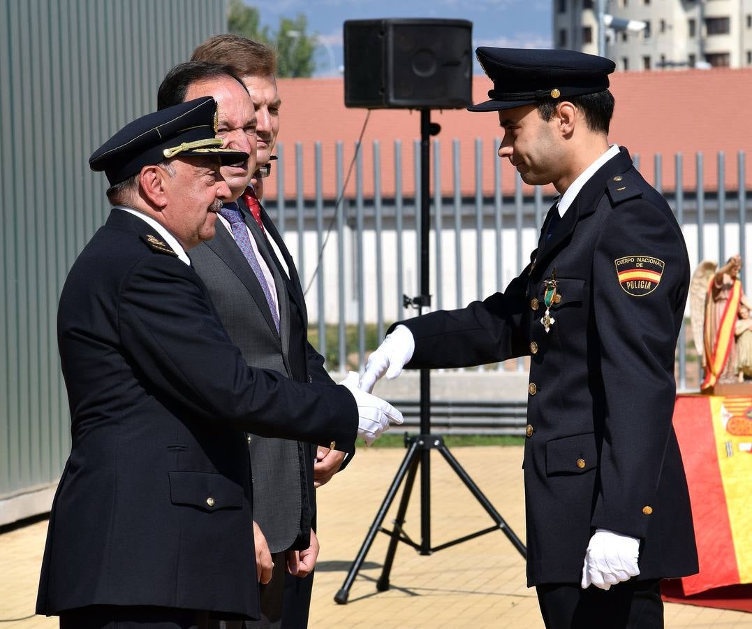 Entrega de condecoraciones con motivo del Día de la Policía