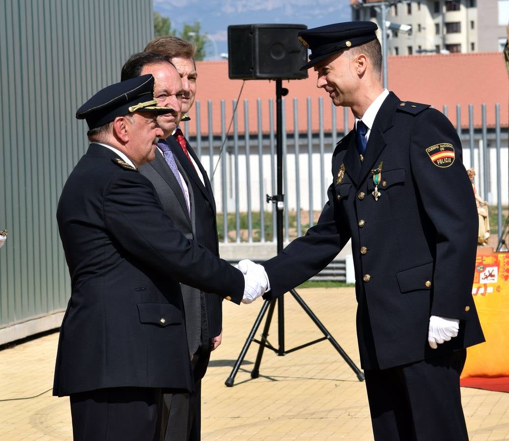 Entrega de condecoraciones con motivo del Día de la Policía