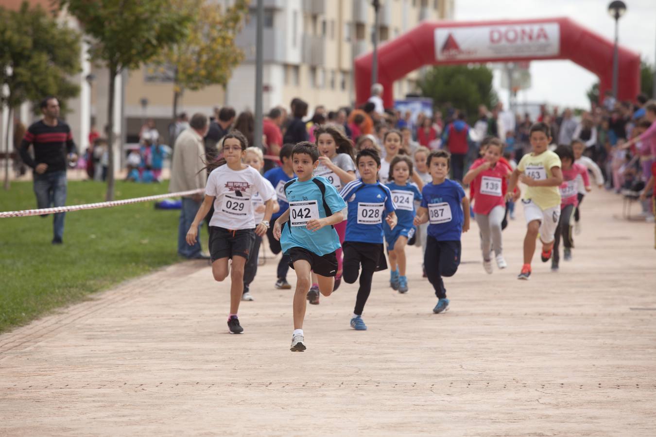 Carreras de cochecitos de niños en Los Lirios