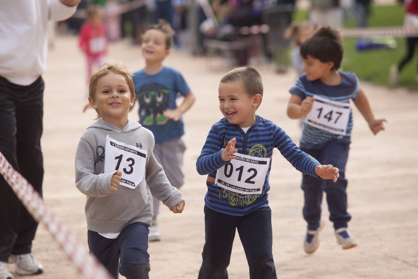 Carreras de cochecitos de niños en Los Lirios