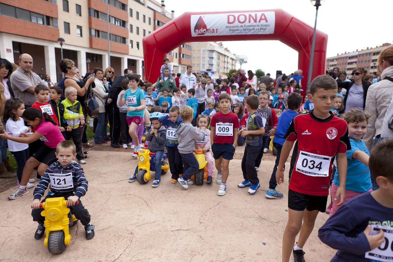 Carreras de cochecitos de niños en Los Lirios