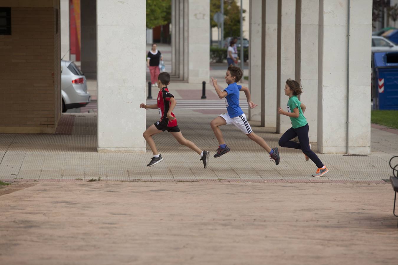 Carreras de cochecitos de niños en Los Lirios