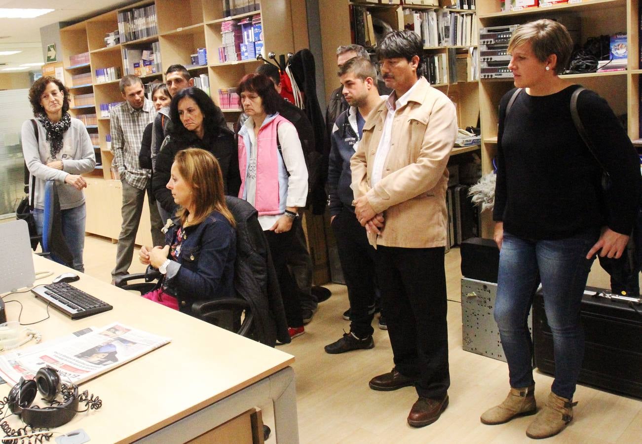 Los alumnos del Centro Ocupacional de Fundación Cáritas-Chavicar de Santo Domingo y Logroño visitan la multimedia de Diario LA RIOJA
