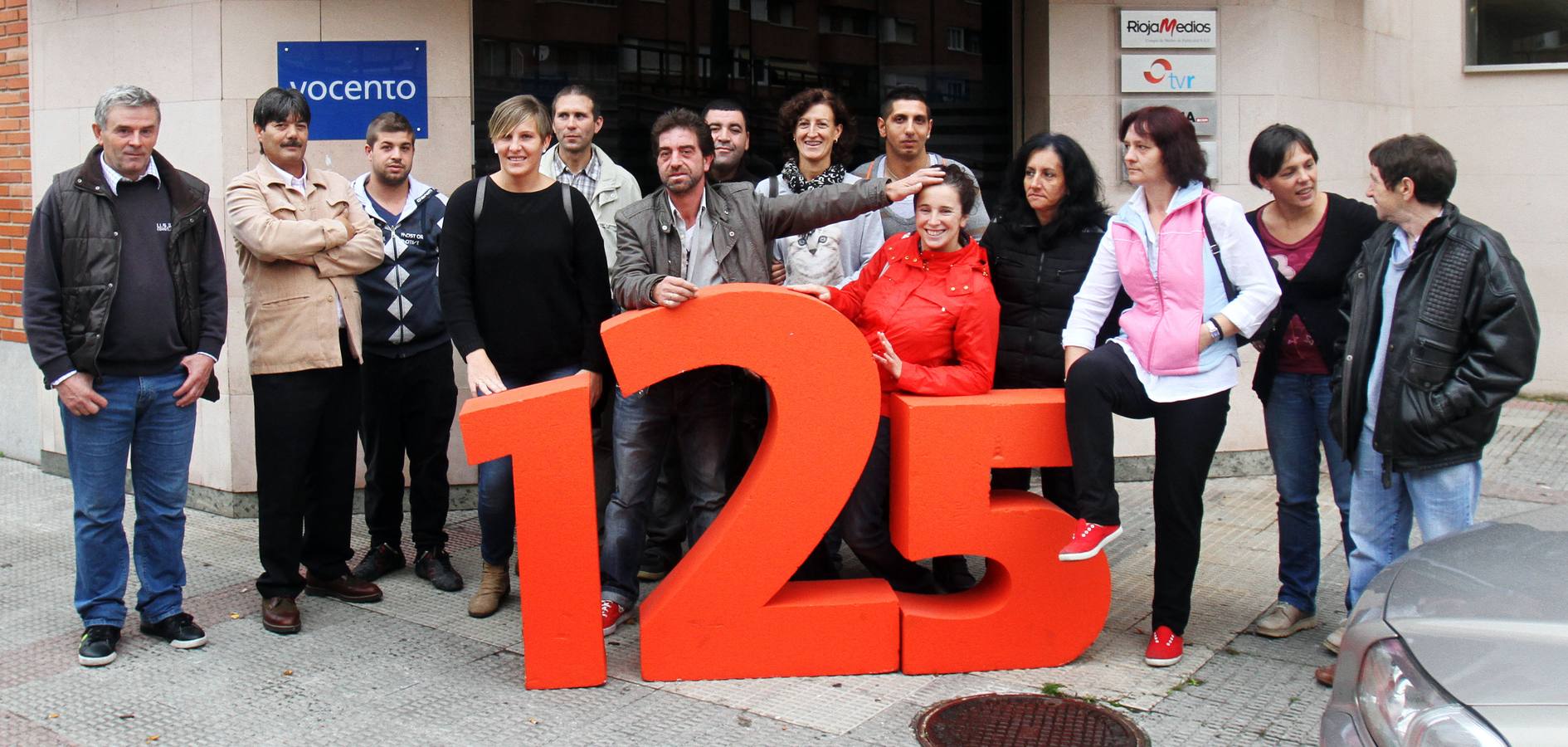 Los alumnos del Centro Ocupacional de Fundación Cáritas-Chavicar de Santo Domingo y Logroño visitan la multimedia de Diario LA RIOJA