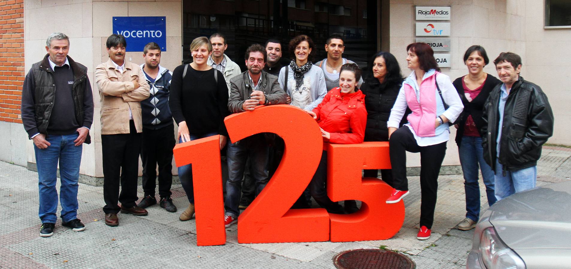 Los alumnos del Centro Ocupacional de Fundación Cáritas-Chavicar de Santo Domingo y Logroño visitan la multimedia de Diario LA RIOJA