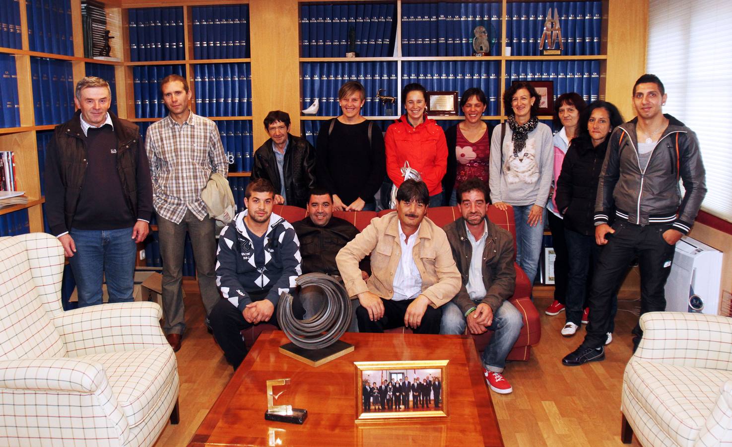 Los alumnos del Centro Ocupacional de Fundación Cáritas-Chavicar de Santo Domingo y Logroño visitan la multimedia de Diario LA RIOJA