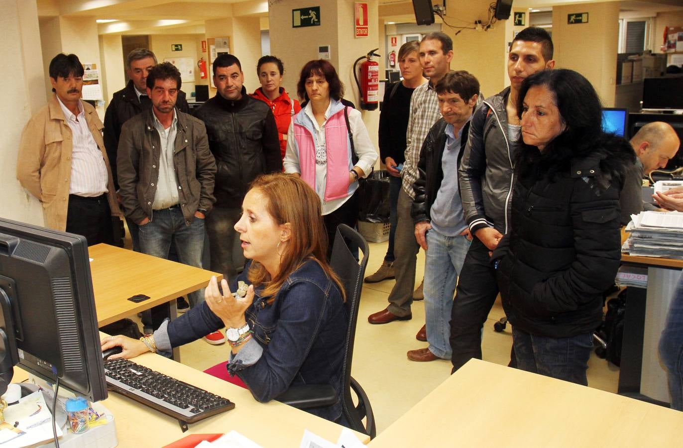 Los alumnos del Centro Ocupacional de Fundación Cáritas-Chavicar de Santo Domingo y Logroño visitan la multimedia de Diario LA RIOJA