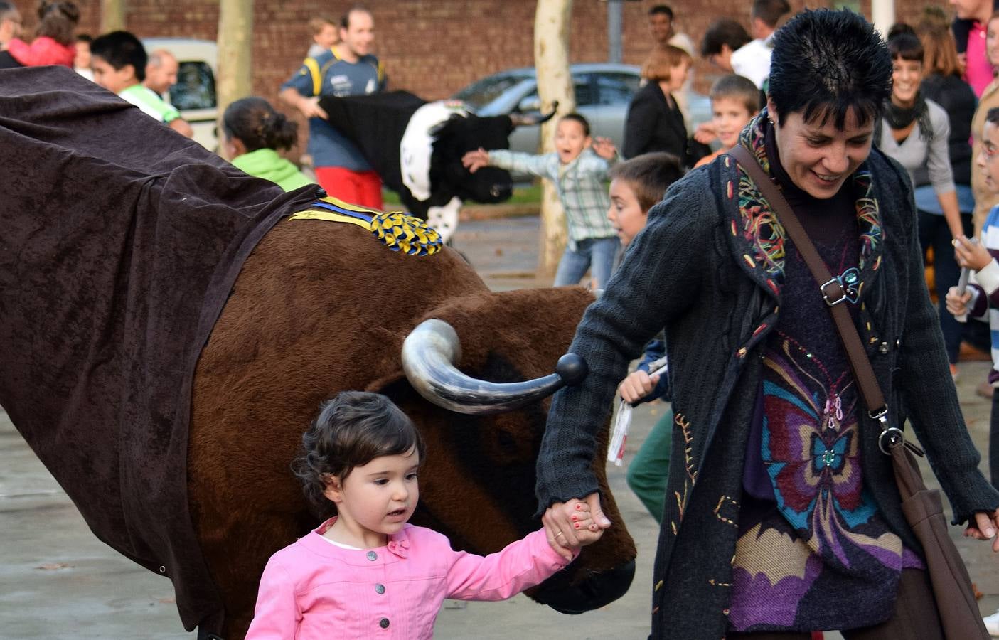 Encierro infantil con reses simuladas en las fiestas de Varea