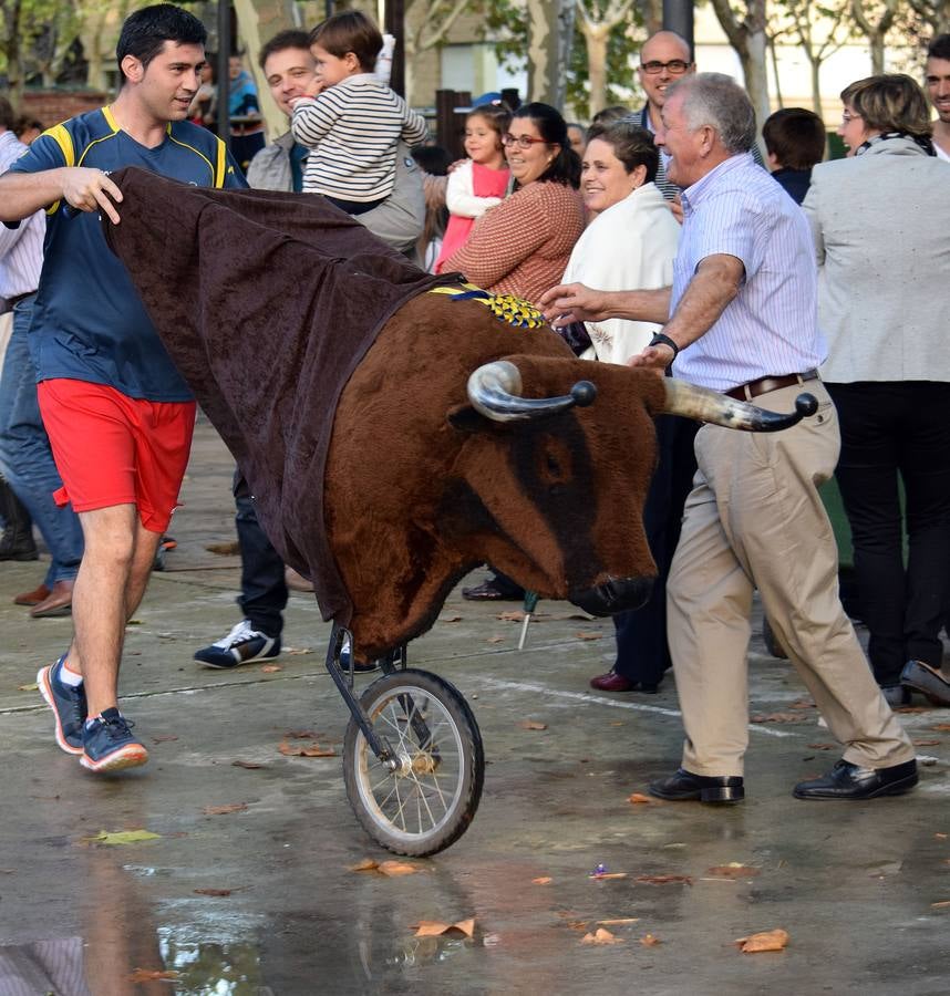 Encierro infantil con reses simuladas en las fiestas de Varea