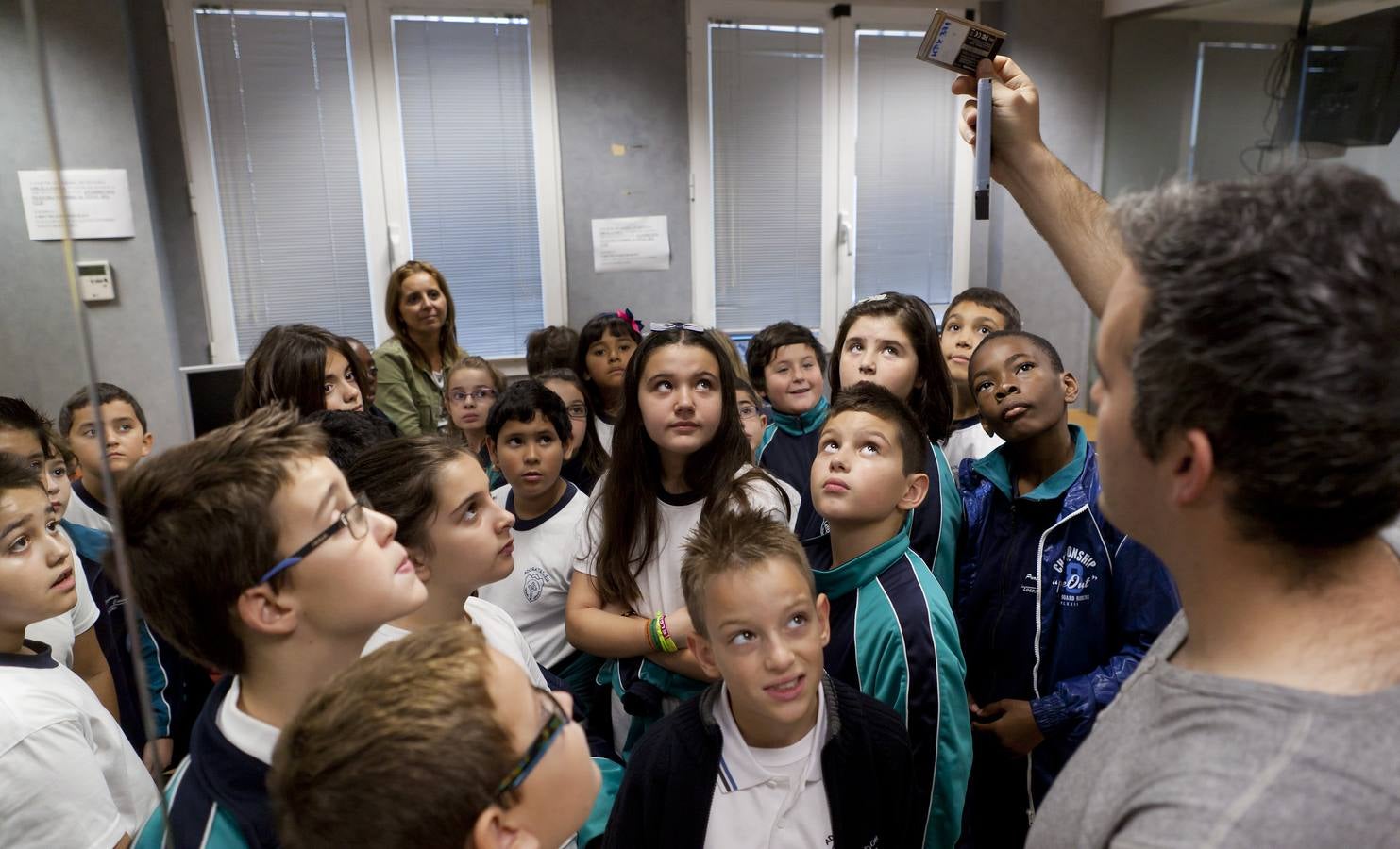 Los alumnos de 5º B del Colegio Adoratrices de Logroño visitan la multimedia de Diario LA RIOJA