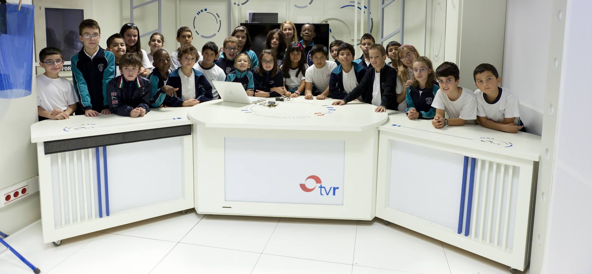 Los alumnos de 5º B del Colegio Adoratrices de Logroño visitan la multimedia de Diario LA RIOJA