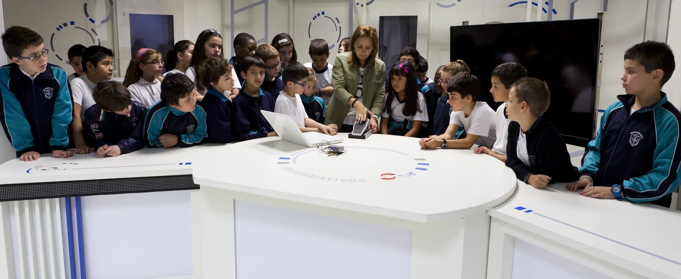 Los alumnos de 5º B del Colegio Adoratrices de Logroño visitan la multimedia de Diario LA RIOJA