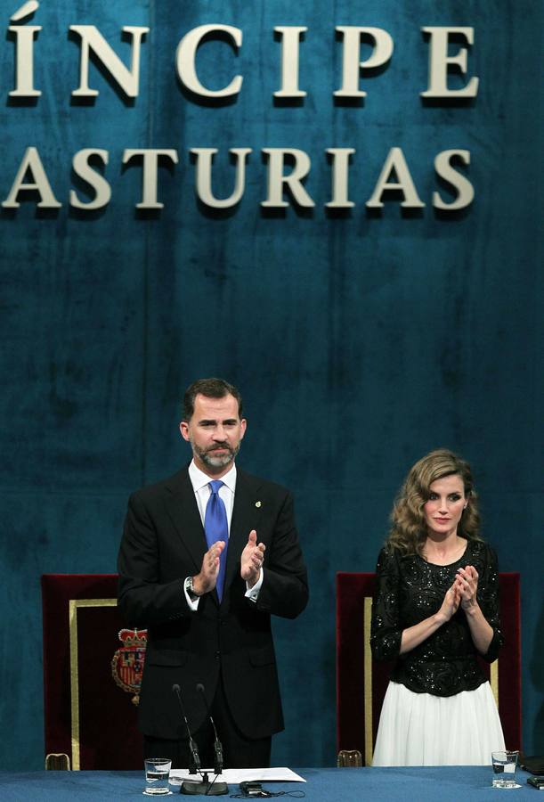 De blanco y negro. 2012. Doña Letizia vistió en blanco y negro, con un impresionante modelo con cuerpo de 'georgette' de seda negro bordado y falda de gasa blanca. Lo combinó con unos salones en blanco roto y un clutch de mano en negro. Además, lució la melena suelta, con raya a un lado, suaves ondas y un discreto tocado en negro.