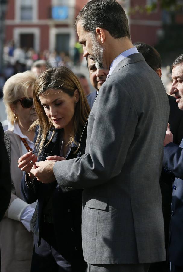 Los reyes Felipe VI y Letizia, en una recreacion de una antigua fragua, durante la visita que han realizado a Boal.