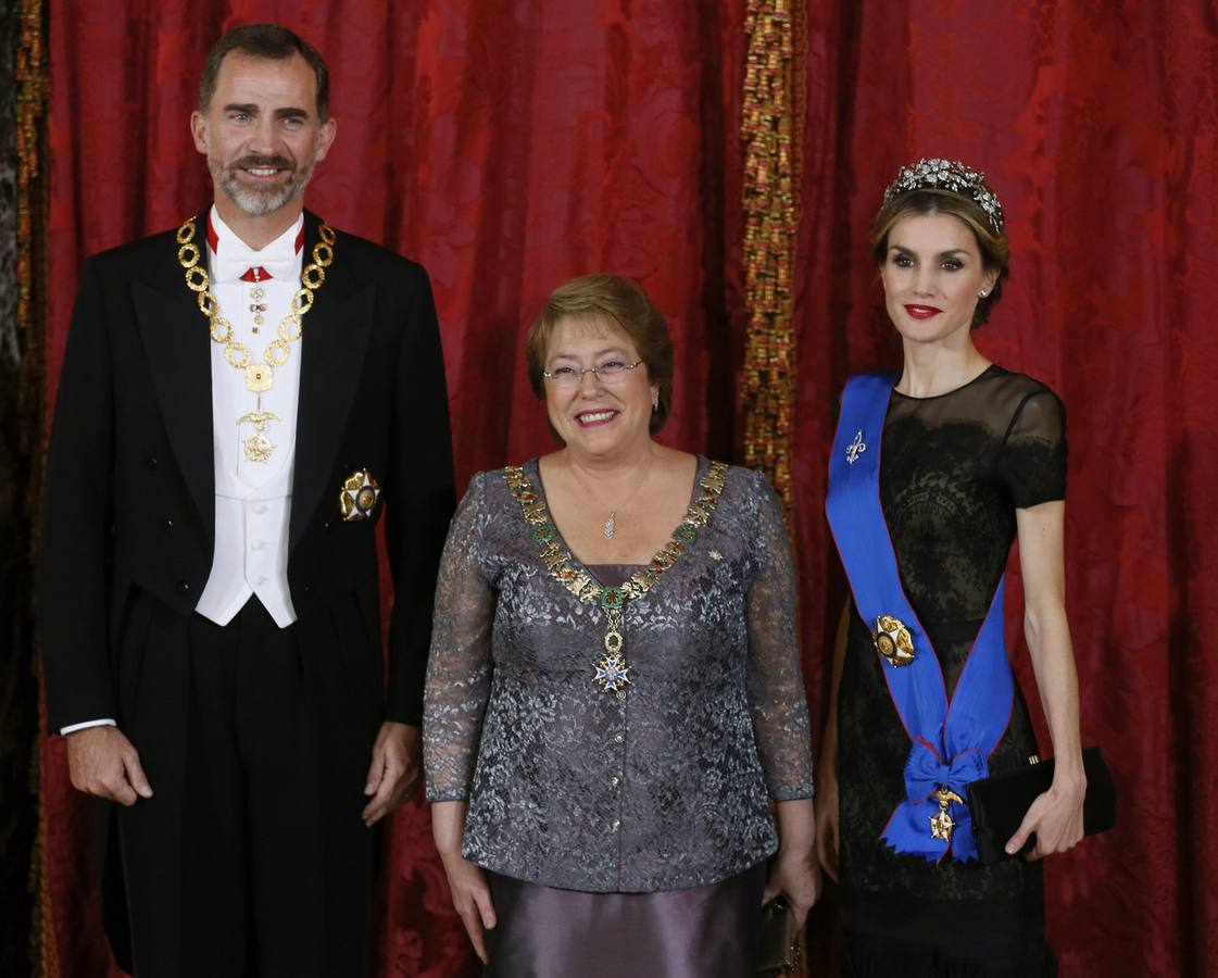 Los Reyes reciben a Bachelet en la primera visita de Estado con Felipe VI