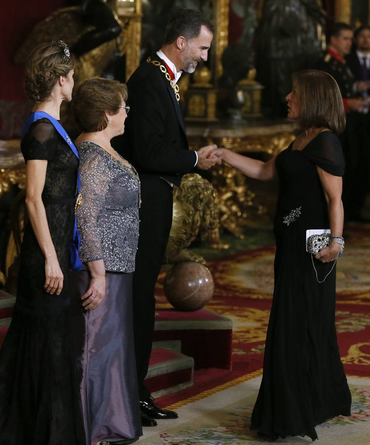 Los Reyes reciben a Bachelet en la primera visita de Estado con Felipe VI