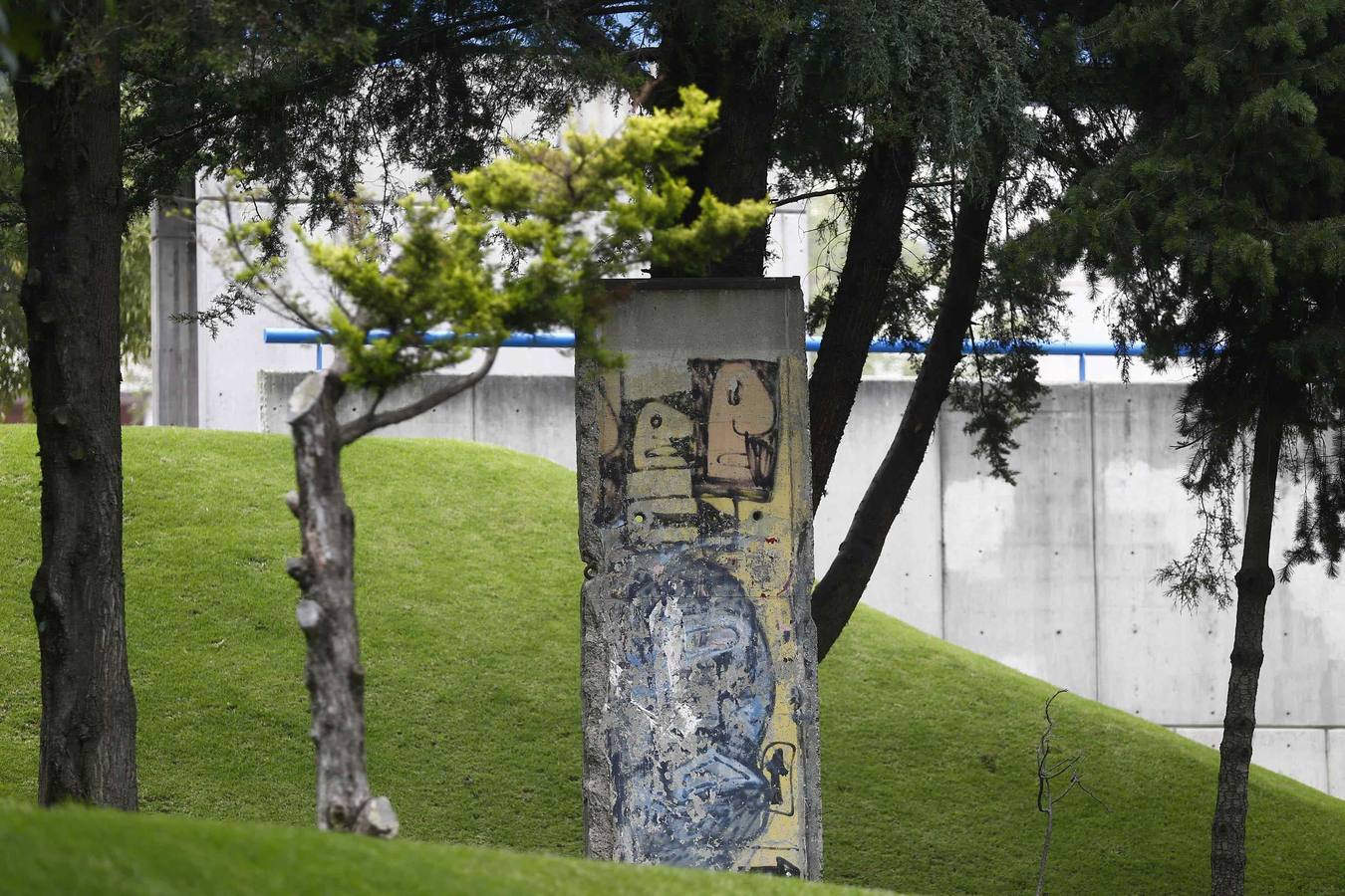 También hay una parte del mítico muro en el jardin del colegio alemán Alezander Von Humboldt en Mexico DF.