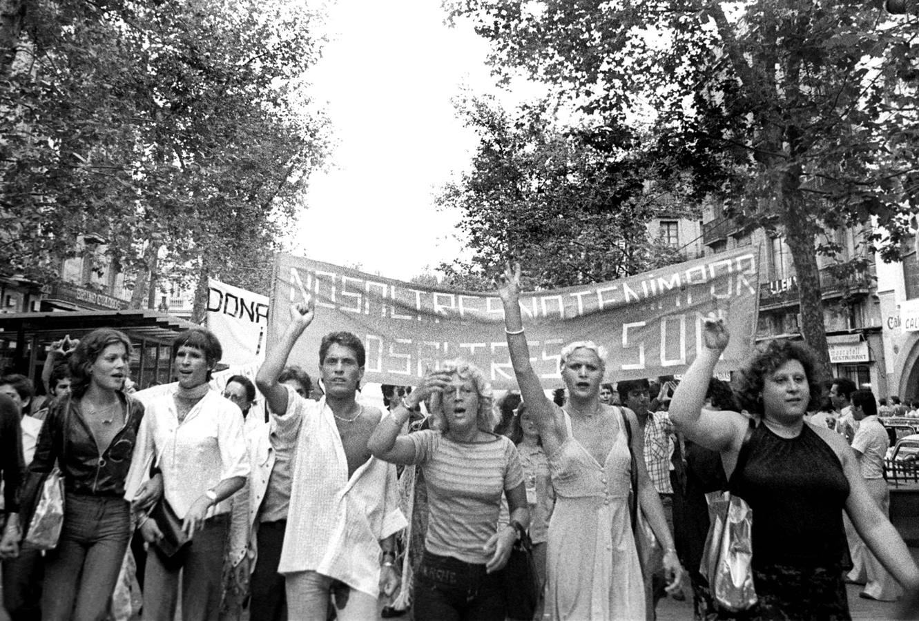 Un grupo de homosexuales se manifiesta en Barcelona para reivindicar sus derechos, en la primera marcha de este colectivo autorizada, celebrada en 1977.