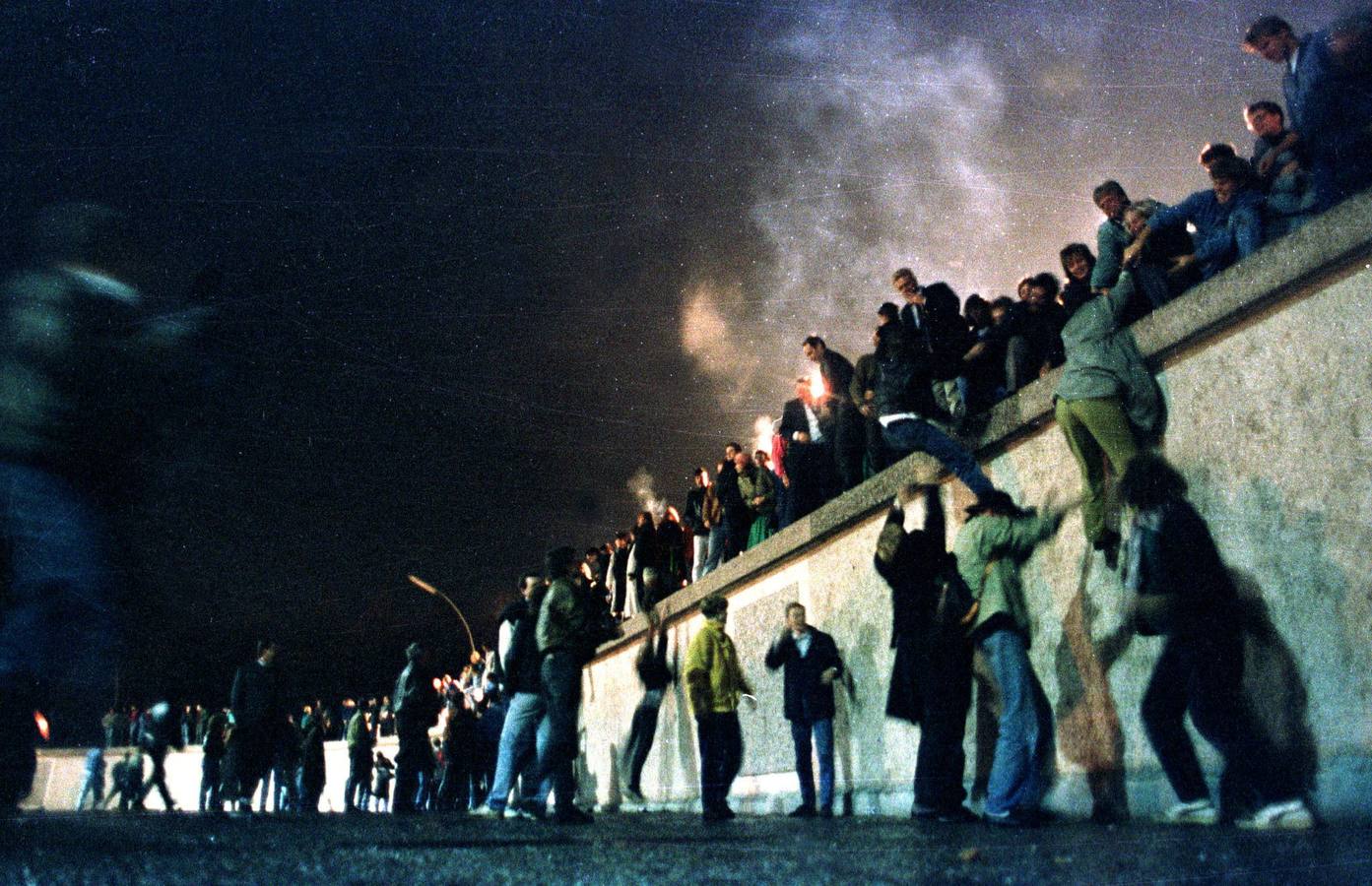 La historia se abría paso a través del muro y los berlineses fueron saliendo a la calle, unos para ver cumplidas sus esperanzas de libertad, los otros, asombrados por lo que estaba pasando, para celebrar la conquista junto a sus vecinos.