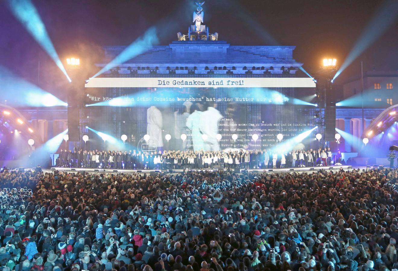 El cielo de Berlín se ilumina para festejar la caída del Muro hace 25 años