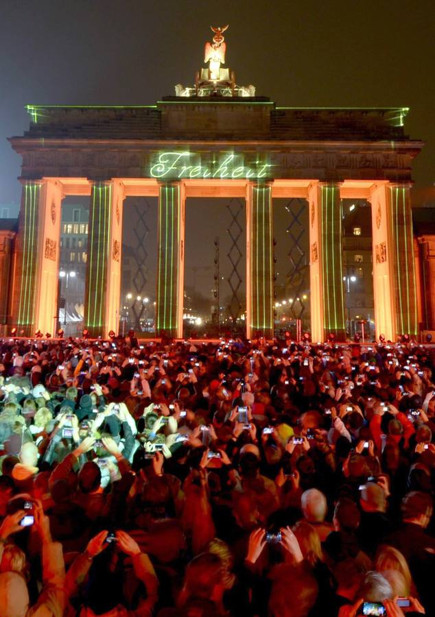 El cielo de Berlín se ilumina para festejar la caída del Muro hace 25 años