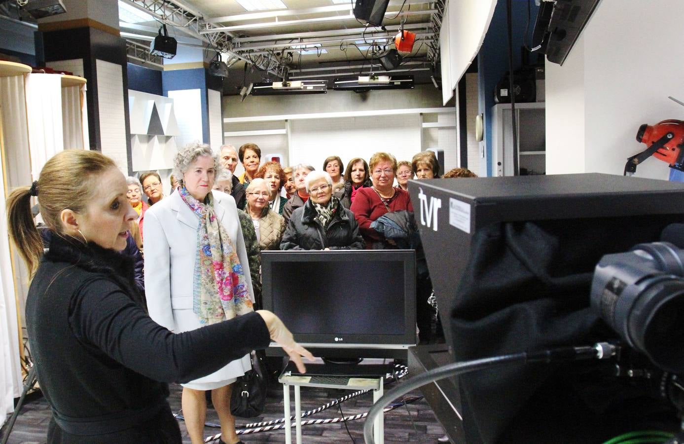 Visita a la multimedia de Diario LA RIOJA de un grupo del taller Vida Sana del Ayuntamiento de Logroño