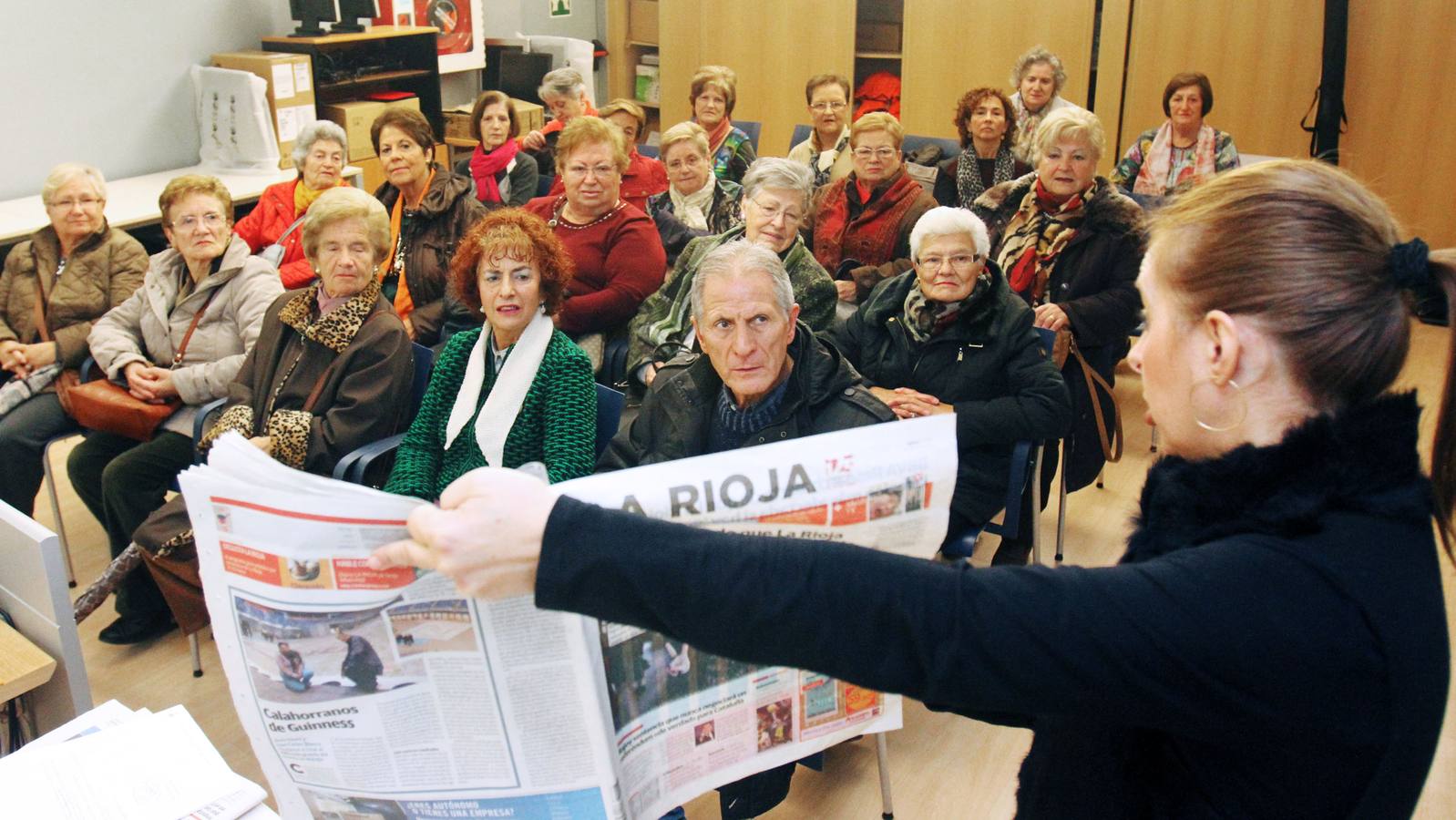 Visita a la multimedia de Diario LA RIOJA de un grupo del taller Vida Sana del Ayuntamiento de Logroño