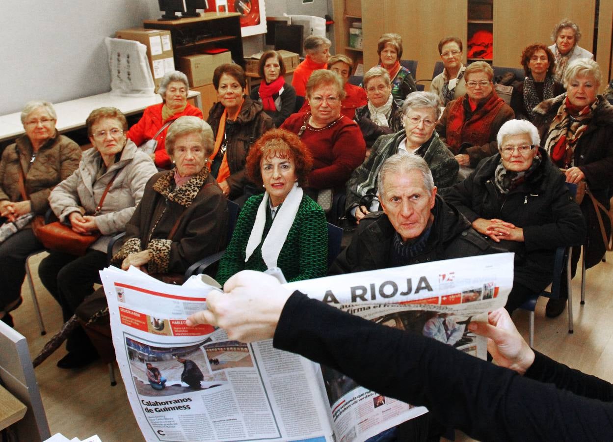 Visita a la multimedia de Diario LA RIOJA de un grupo del taller Vida Sana del Ayuntamiento de Logroño