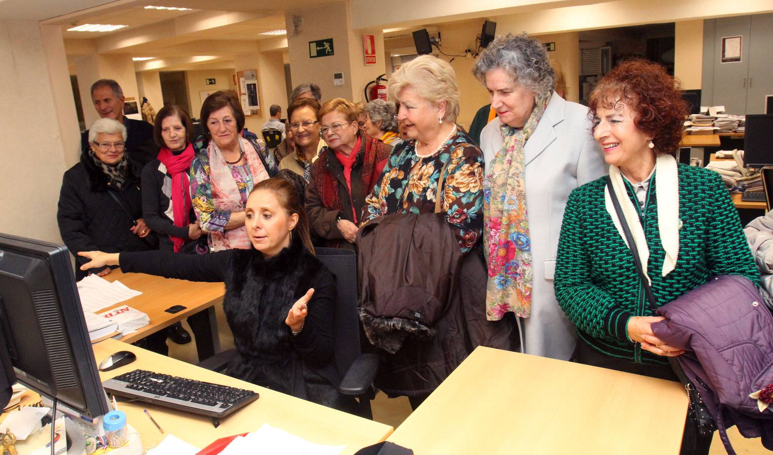 Visita a la multimedia de Diario LA RIOJA de un grupo del taller Vida Sana del Ayuntamiento de Logroño