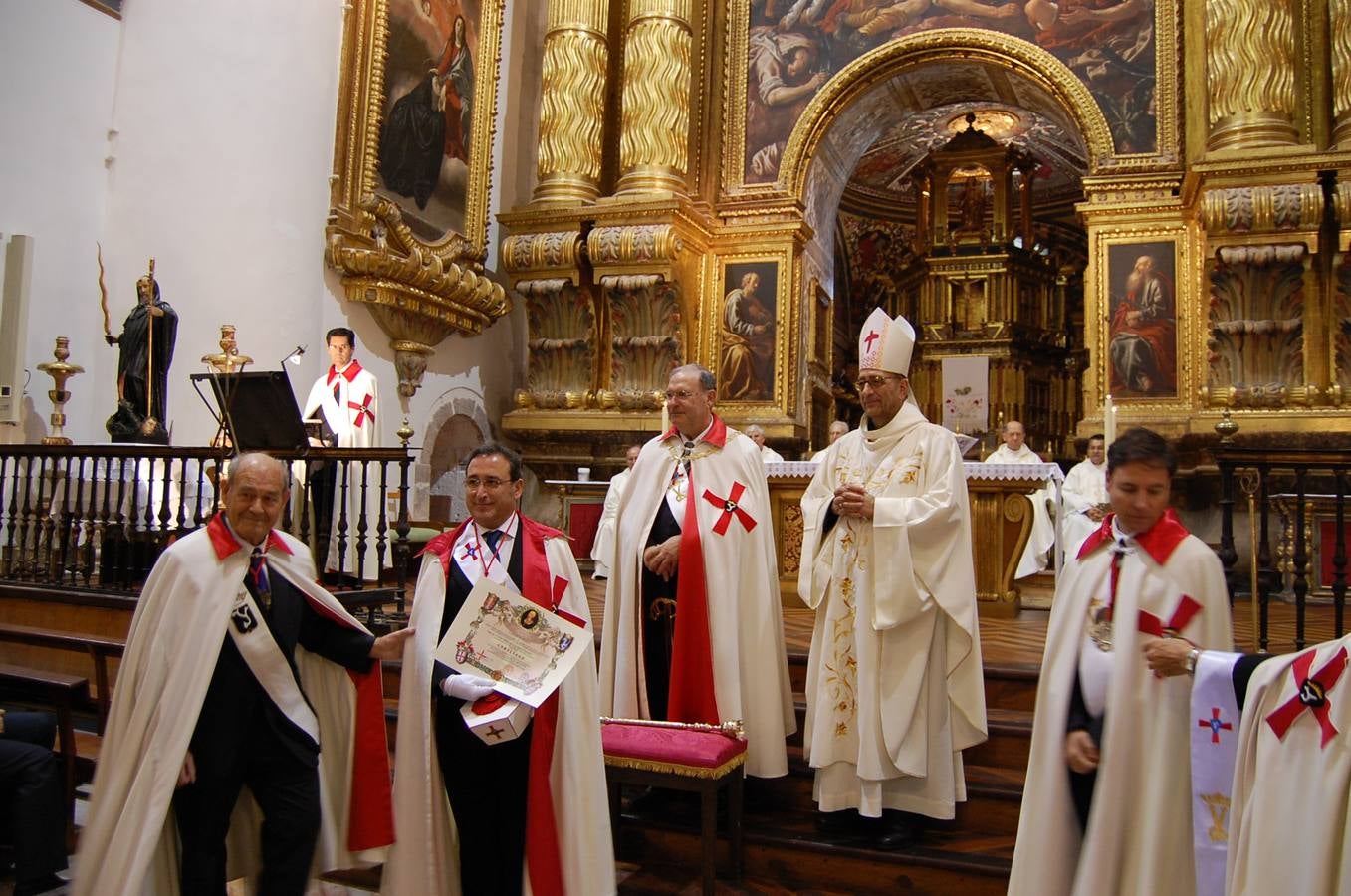 Inaugurado en Yuso un busto de Isabel la Católica y elección de Santiago Vivanco como caballero